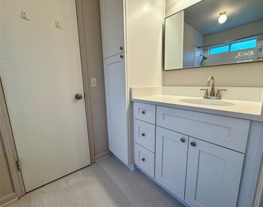 1806 Dublin Dr - Photo Thumbnail 10