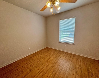 1806 Dublin Dr - Photo Thumbnail 13