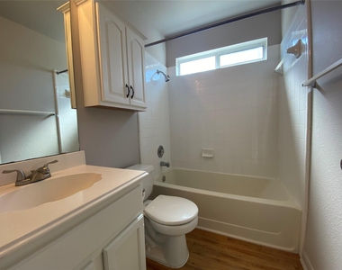 1806 Dublin Dr - Photo Thumbnail 15