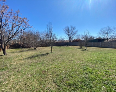 1806 Dublin Dr - Photo Thumbnail 21