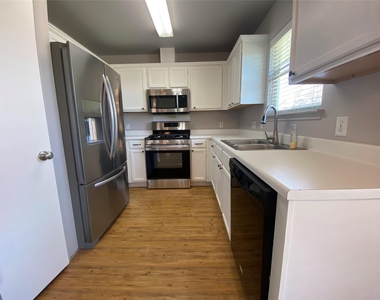1806 Dublin Dr - Photo Thumbnail 4