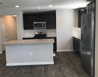 108 Cranbrook Ln - Photo Thumbnail 2