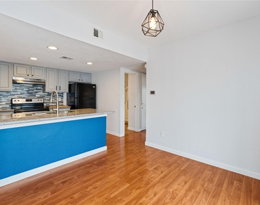 2124 Burton Dr - Photo Thumbnail 7
