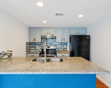 2124 Burton Dr - Photo Thumbnail 8