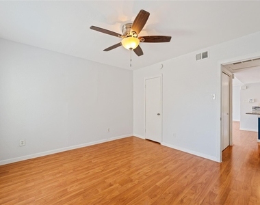 2124 Burton Dr - Photo Thumbnail 13