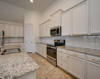 220 Oxbow Cv - Photo Thumbnail 3