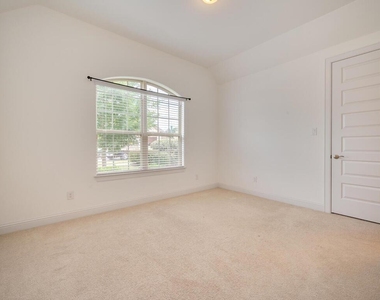 220 Oxbow Cv - Photo Thumbnail 4