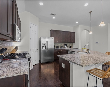 5524 Allamanda Dr - Photo Thumbnail 4