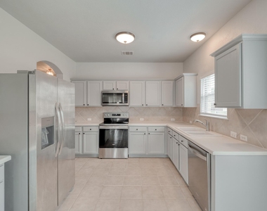 211 Hanstrom Dr - Photo Thumbnail 9