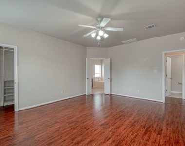 211 Hanstrom Dr - Photo Thumbnail 14