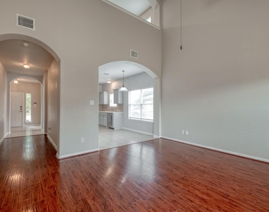 211 Hanstrom Dr - Photo Thumbnail 6