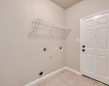 211 Hanstrom Dr - Photo Thumbnail 19