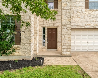 211 Hanstrom Dr - Photo Thumbnail 4