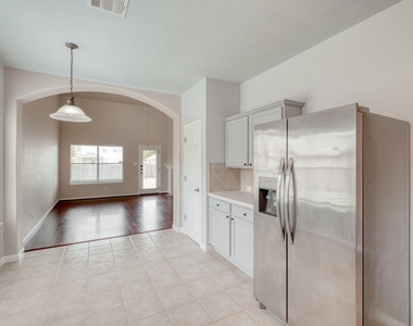211 Hanstrom Dr - Photo Thumbnail 8