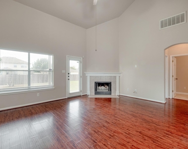 211 Hanstrom Dr - Photo Thumbnail 5