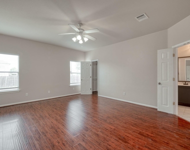 211 Hanstrom Dr - Photo Thumbnail 13