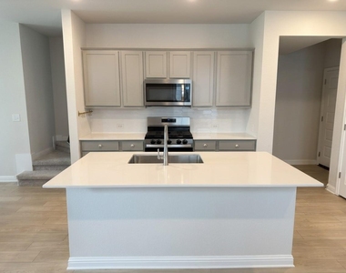 8311 Springsteen Dr - Photo Thumbnail 4