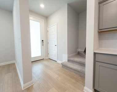 8311 Springsteen Dr - Photo Thumbnail 8