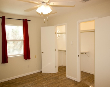 2100 E Stassney Ln - Photo Thumbnail 16