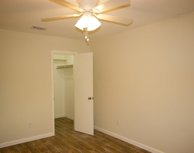 2100 E Stassney Ln - Photo Thumbnail 10