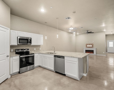 408 W Avenue C - Photo Thumbnail 2