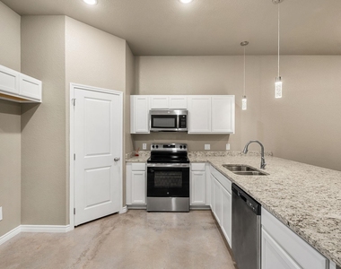 408 W Avenue C - Photo Thumbnail 4