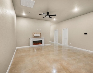 408 W Avenue C - Photo Thumbnail 10