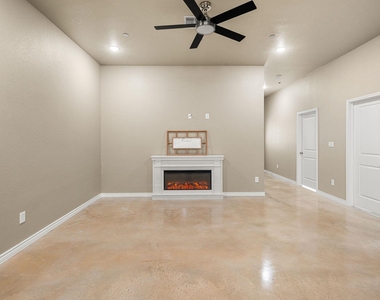 408 W Avenue C - Photo Thumbnail 9