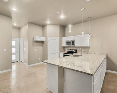 408 W Avenue C - Photo Thumbnail 5