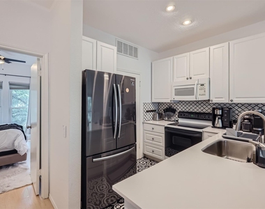 802 S 1st St - Photo Thumbnail 2