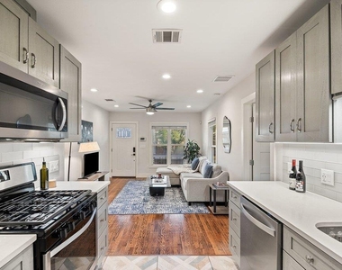 2702 Crest Ave - Photo Thumbnail 3