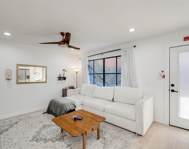 400 E 30th St - Photo Thumbnail 4