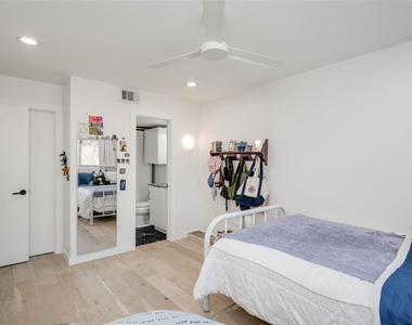 400 E 30th St - Photo Thumbnail 20