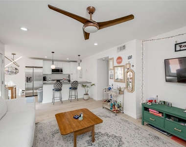 400 E 30th St - Photo Thumbnail 3