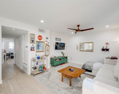 400 E 30th St - Photo Thumbnail 5