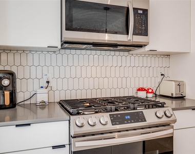 400 E 30th St - Photo Thumbnail 13