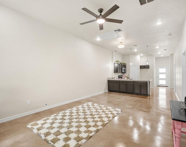 410 W Avenue C - Photo Thumbnail 4