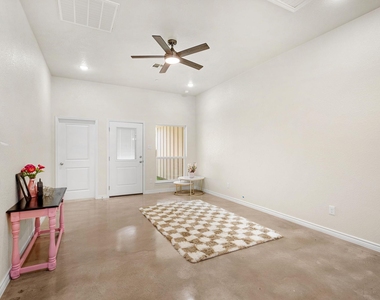410 W Avenue C - Photo Thumbnail 3