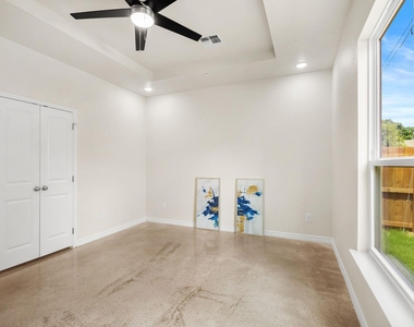 410 W Avenue C - Photo Thumbnail 14