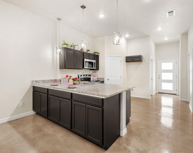 410 W Avenue C - Photo Thumbnail 8
