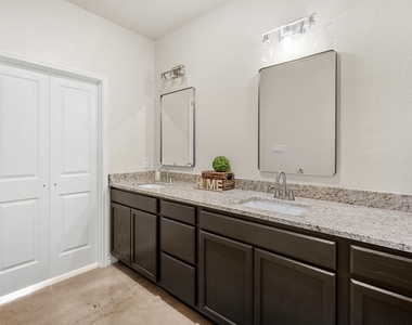 410 W Avenue C - Photo Thumbnail 17