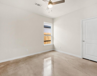 410 W Avenue C - Photo Thumbnail 23