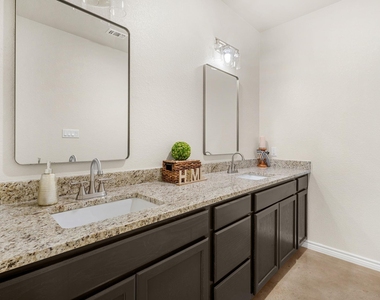 410 W Avenue C - Photo Thumbnail 15