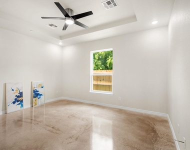 410 W Avenue C - Photo Thumbnail 12