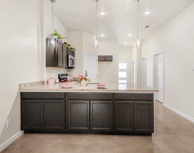 410 W Avenue C - Photo Thumbnail 7