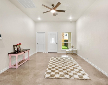 410 W Avenue C - Photo Thumbnail 5