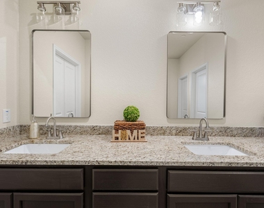 410 W Avenue C - Photo Thumbnail 16