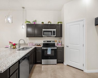 410 W Avenue C - Photo Thumbnail 10