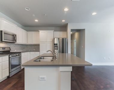 13800 Lyndhurst St - Photo Thumbnail 6