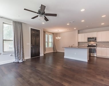 13800 Lyndhurst St - Photo Thumbnail 5